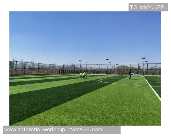 深圳室内足球热潮兴起运动爱好者齐聚共享激情与快乐